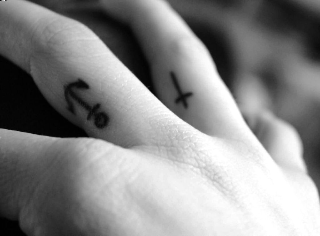 anchor-cross-tattoo-on-fingers-side