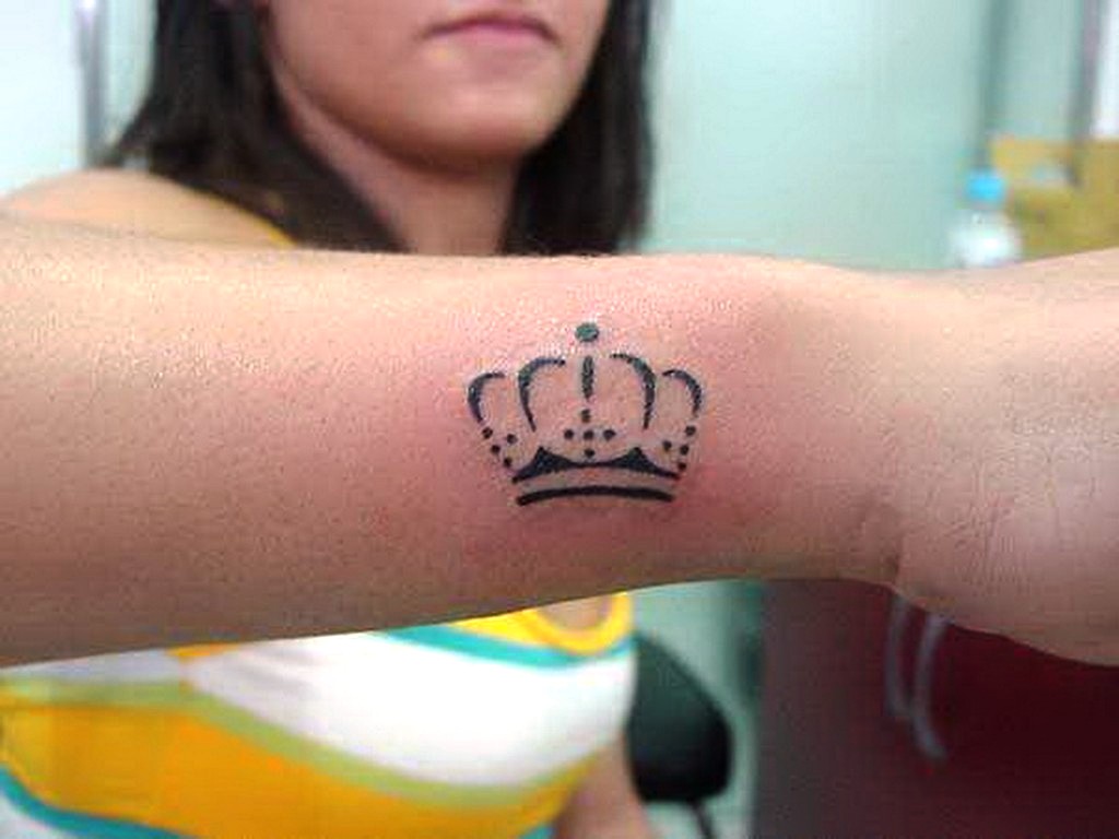 crown-tattoo-women