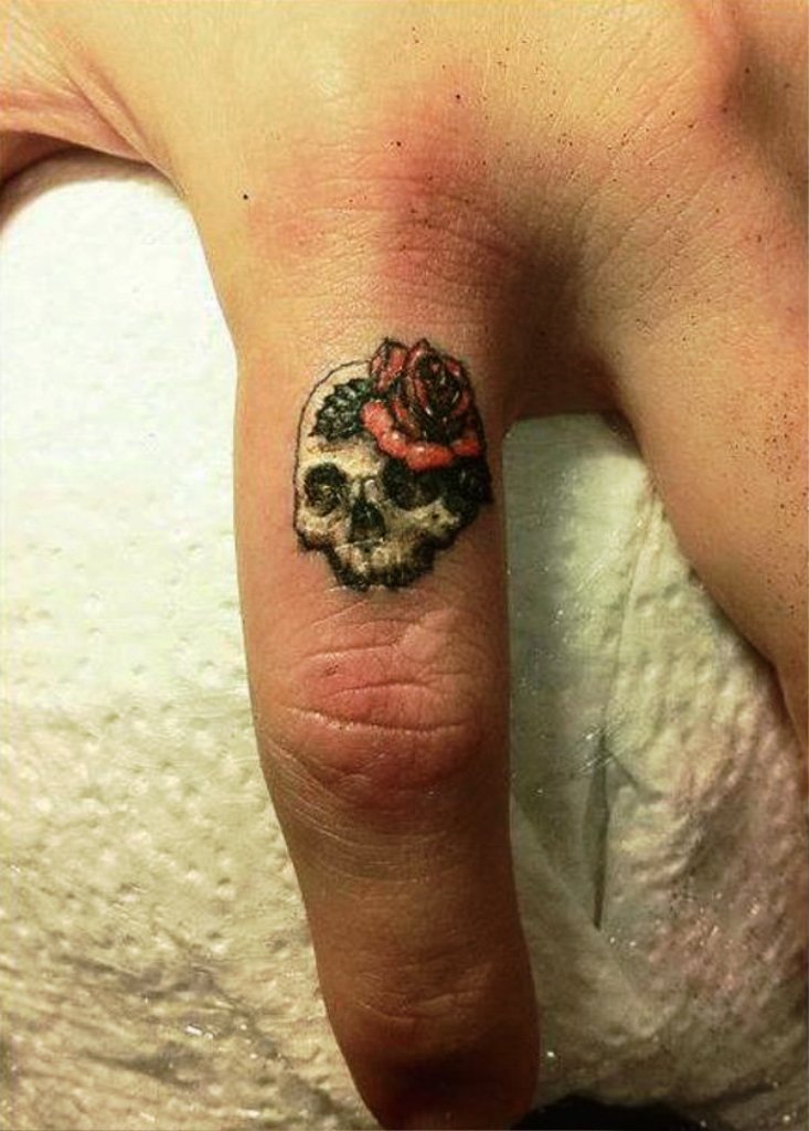 skull-finger-tattoo
