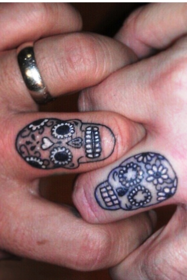 small-sugar-skulls-tattoos-on-both-fingers