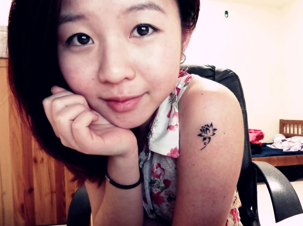 charming-girl-with-cute-little-lotus-tattoo