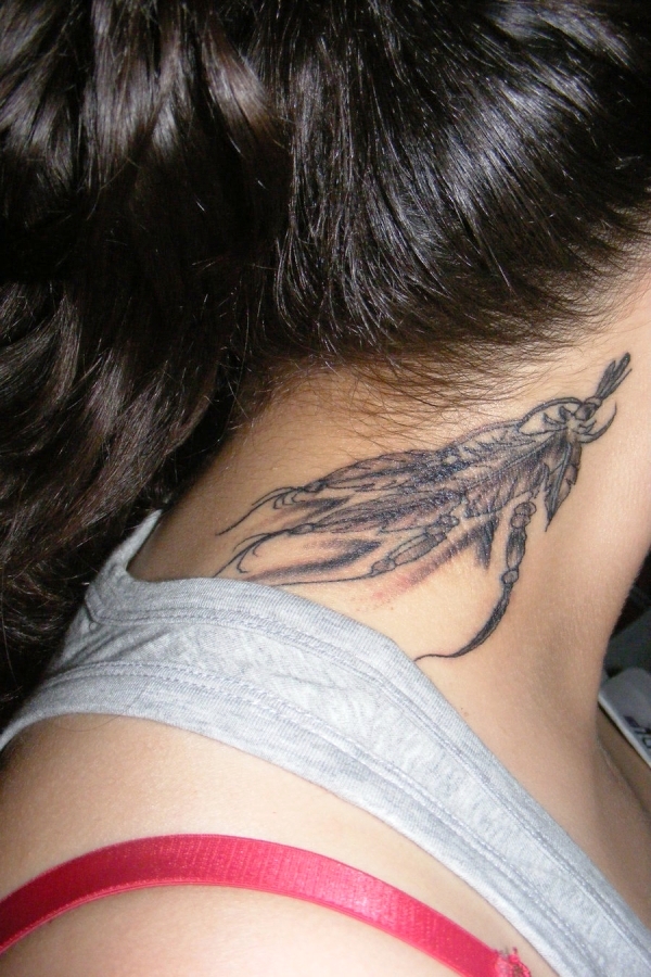 feather-neck-tattoo