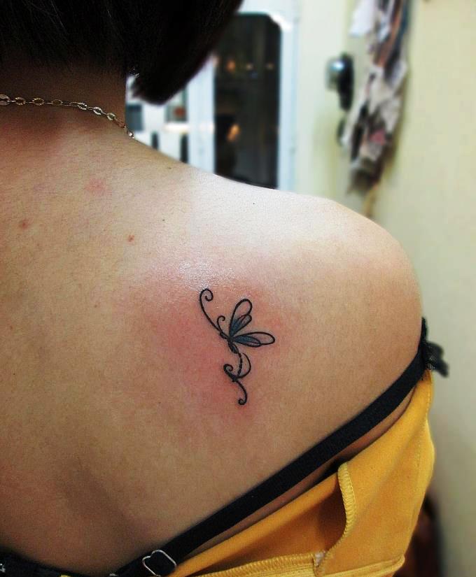 small-size-dragonfly-tattoo-on-back-shoulder