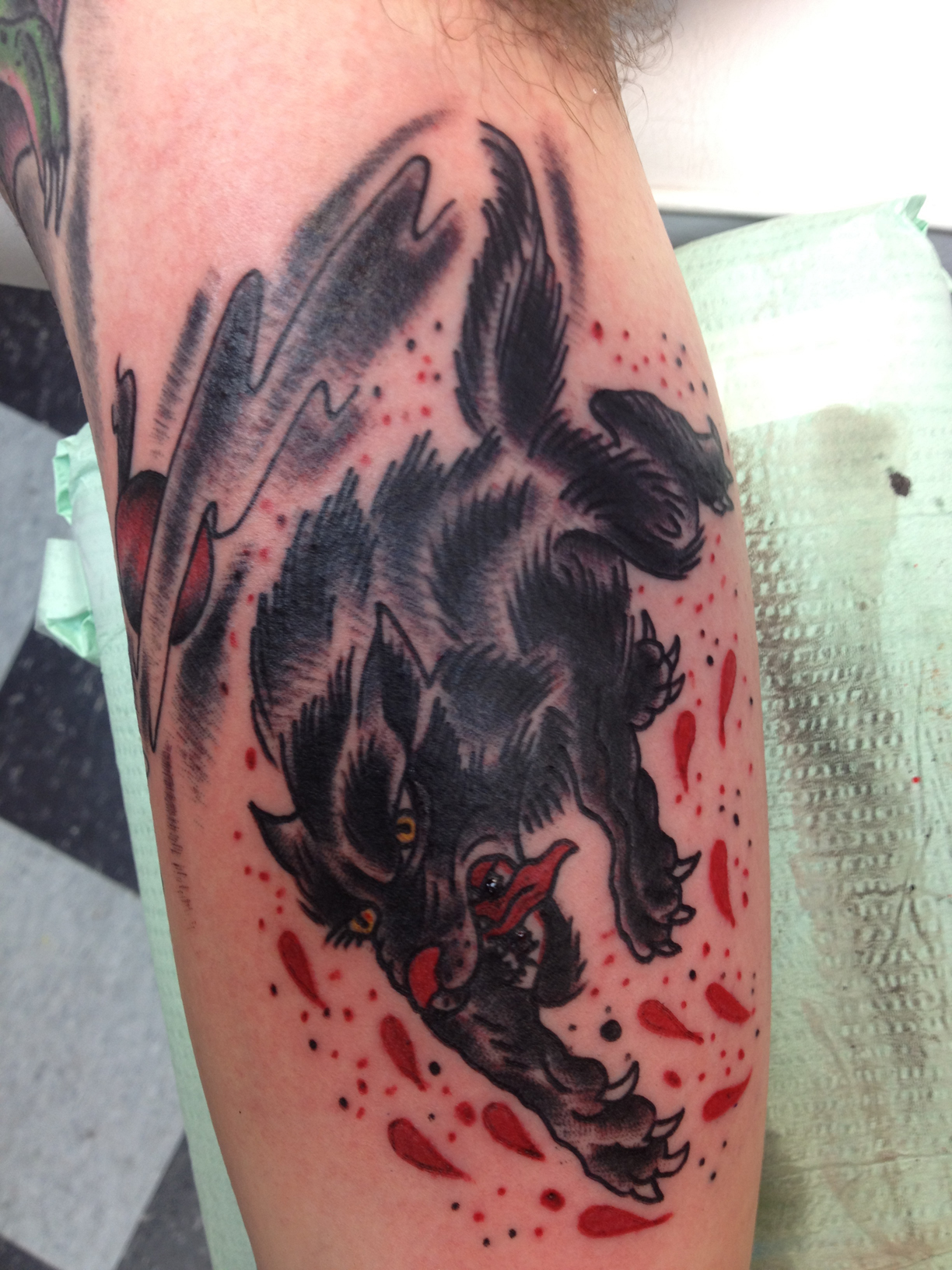 american-traditional-wolf-tattoo