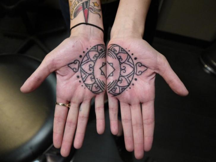 geometric-tattoo-on-hand