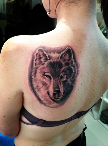 girl-with-wolf-head-tattoo