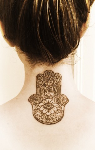 hamsa-hand-tattoo-on-back-of-neck-design