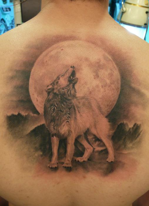 howling-wolf-tattoo-on-back