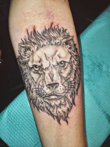 lion-tattoo-design-hand