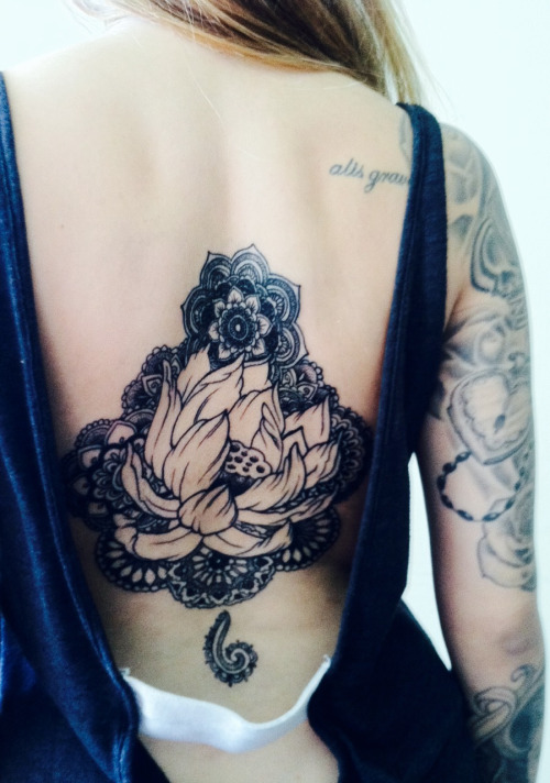 mandala-lotus-back-tattoo-for-women