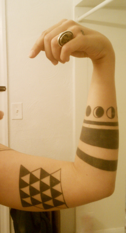 minimalist-tattoo-arm-line