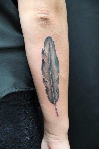 realistic-feather-tattoo-design-new-ideas