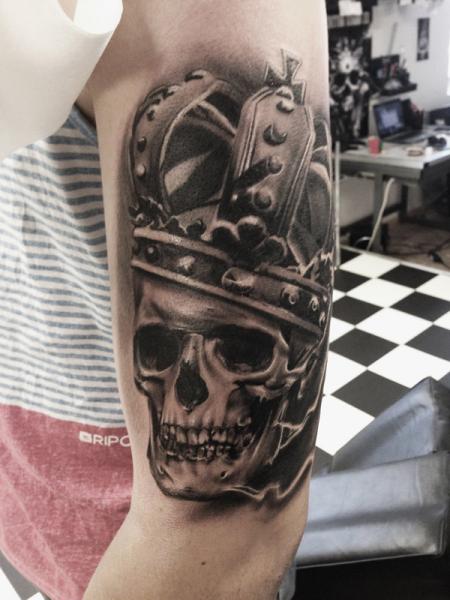 realistic-skull-with-crown-tattoo