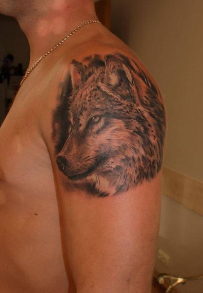 realistic-wolf-tattoo-shoulder