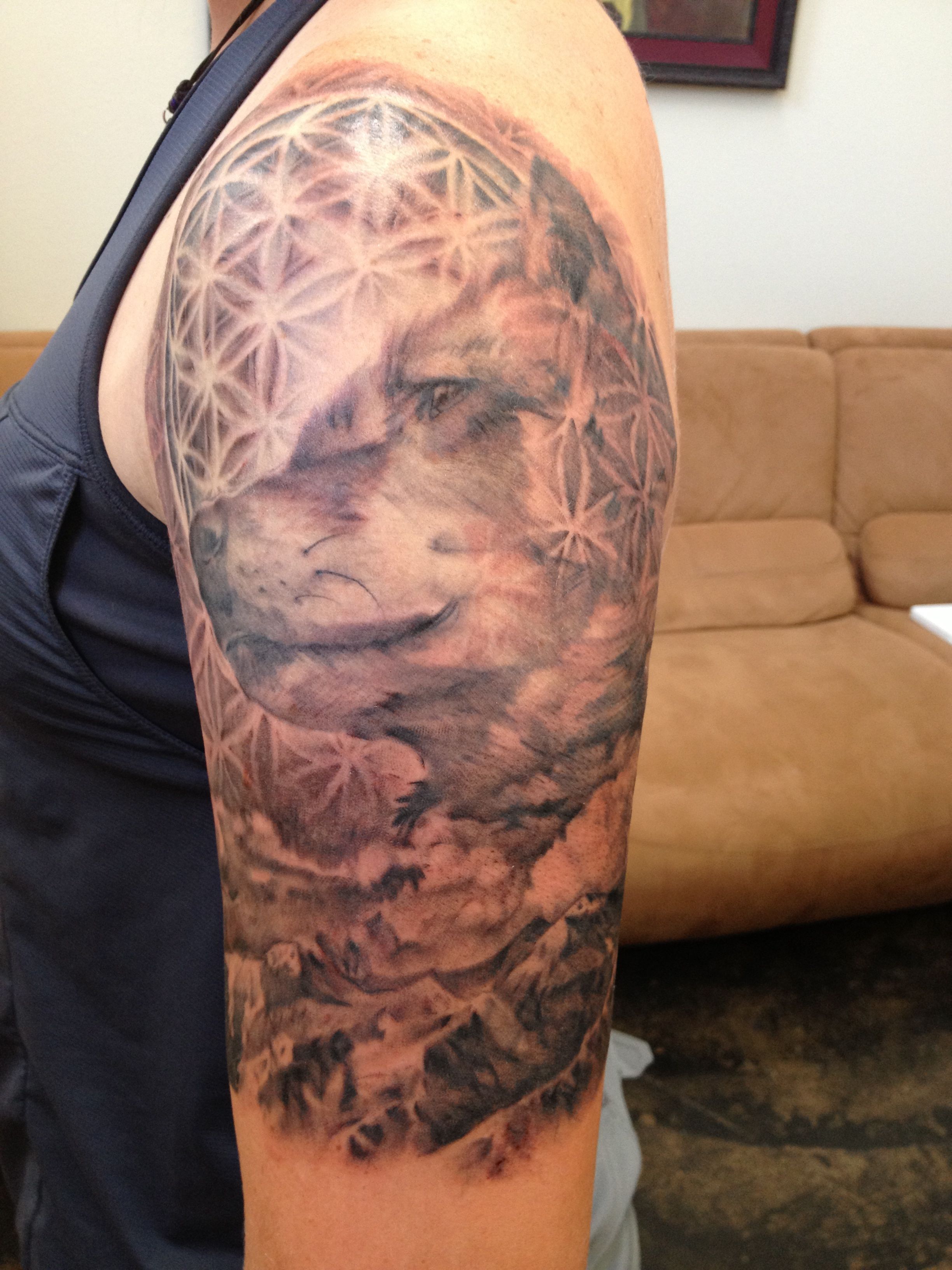 sacred-geometry-and-wolf-tattoo