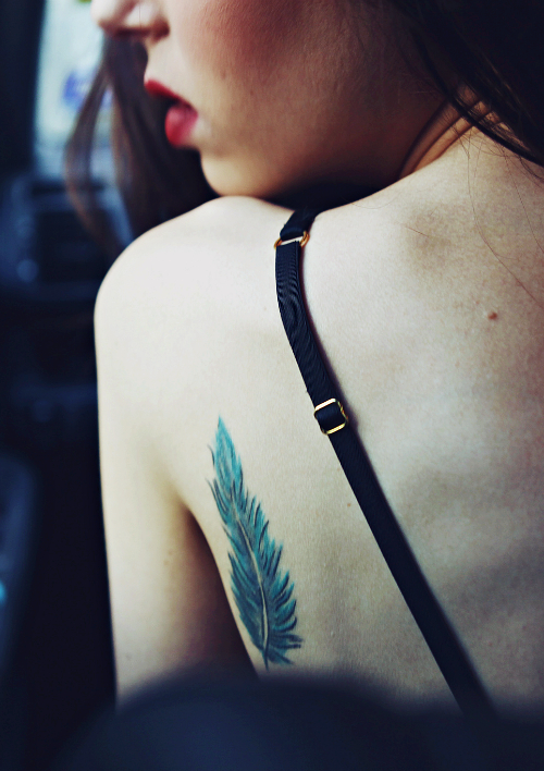 shoulder-blade-tattoo-feather
