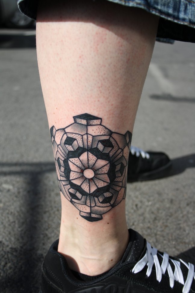 small-geometric-lion-tattoo