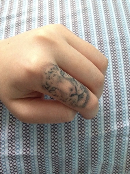 tiger-face-tattoo-finger