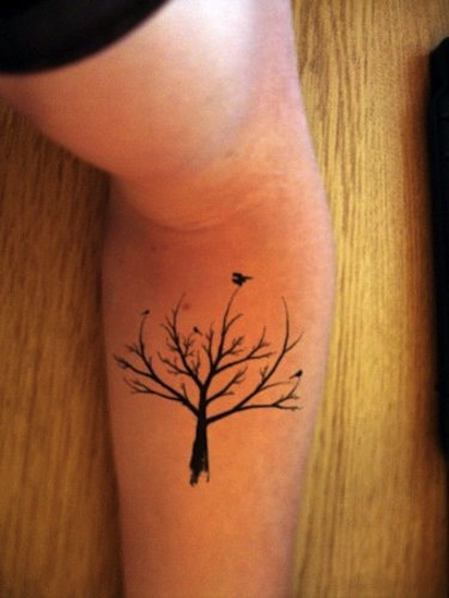 tree-tattoo-on-leg