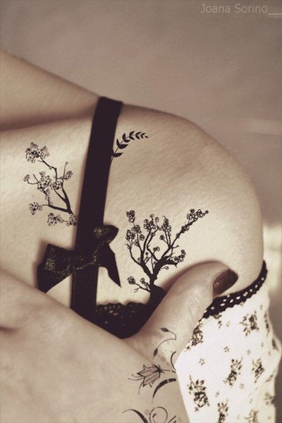 tree-tattoos-on-shoulder-for-women