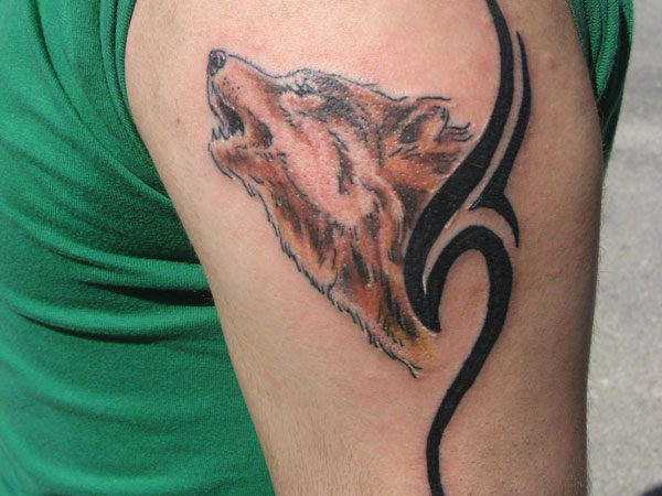 tribal-wolf-tattoo-on-shoulder