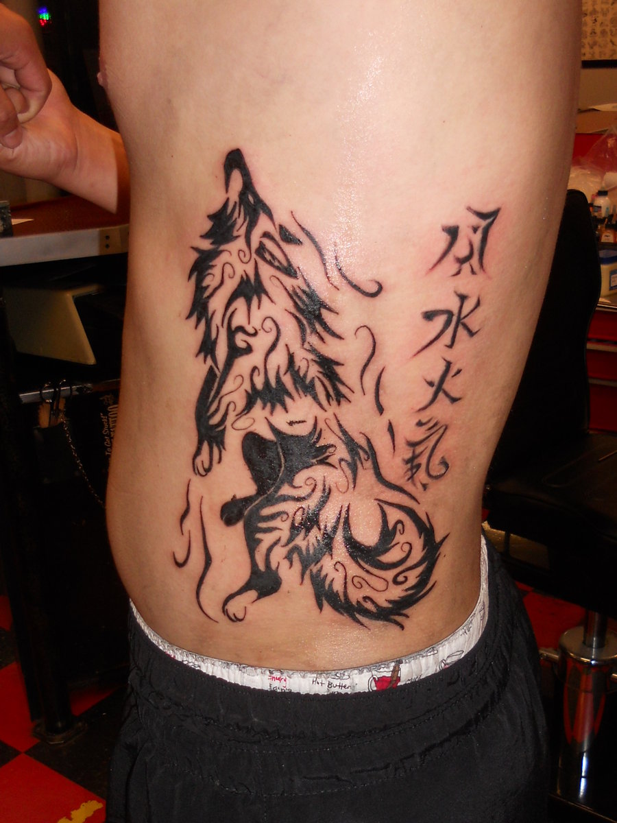 tribal-wolf-tattoos-for-men-on-ribs