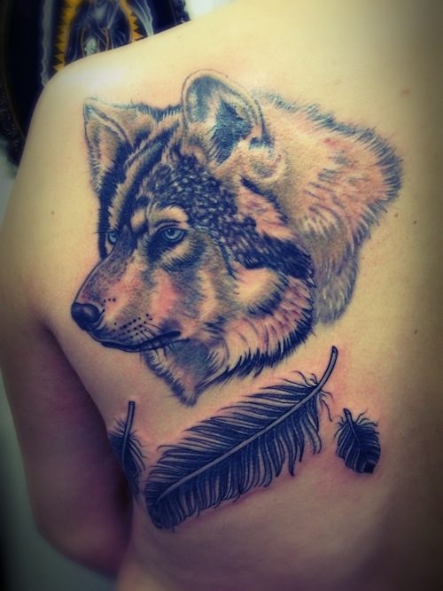 wolf-feather-tattoo