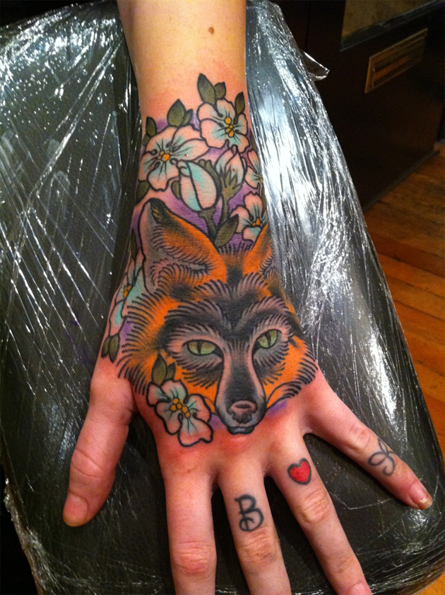 wolf-hand-tattoo