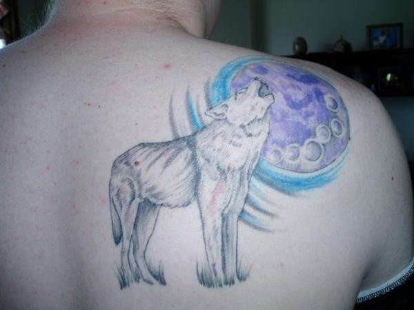 wolf-howling-at-moon-tattoo