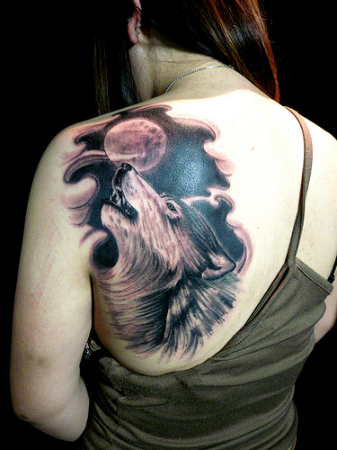 wolf-howling-at-moon-tattoo