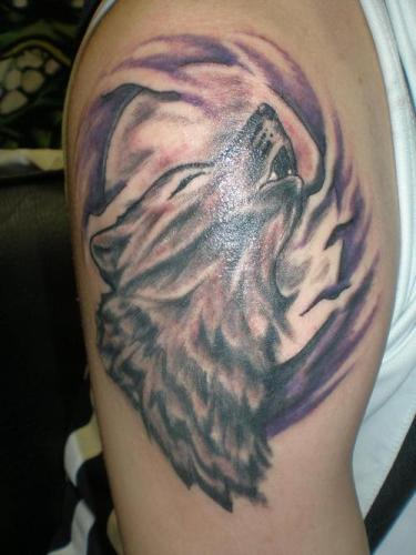 wolf-howling-at-moon-tattoo-fine