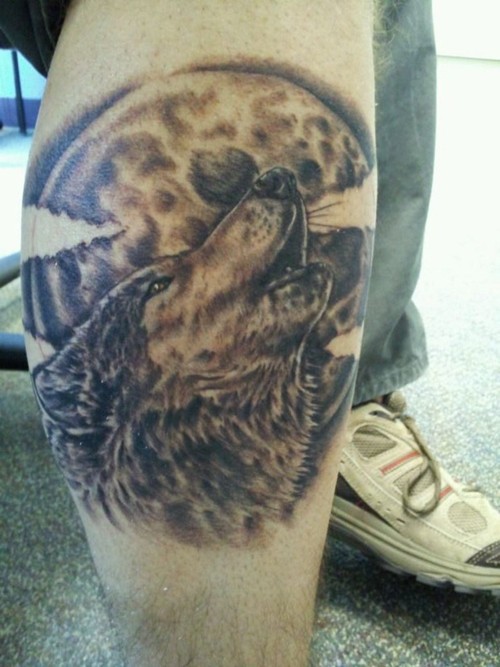 wolf-howling-at-moon-tattoos-on-leg