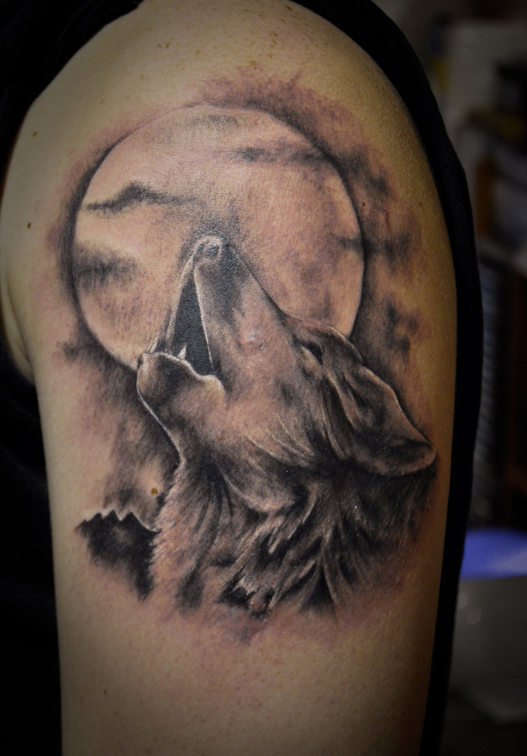 wolf-howling-at-moon-tattoos