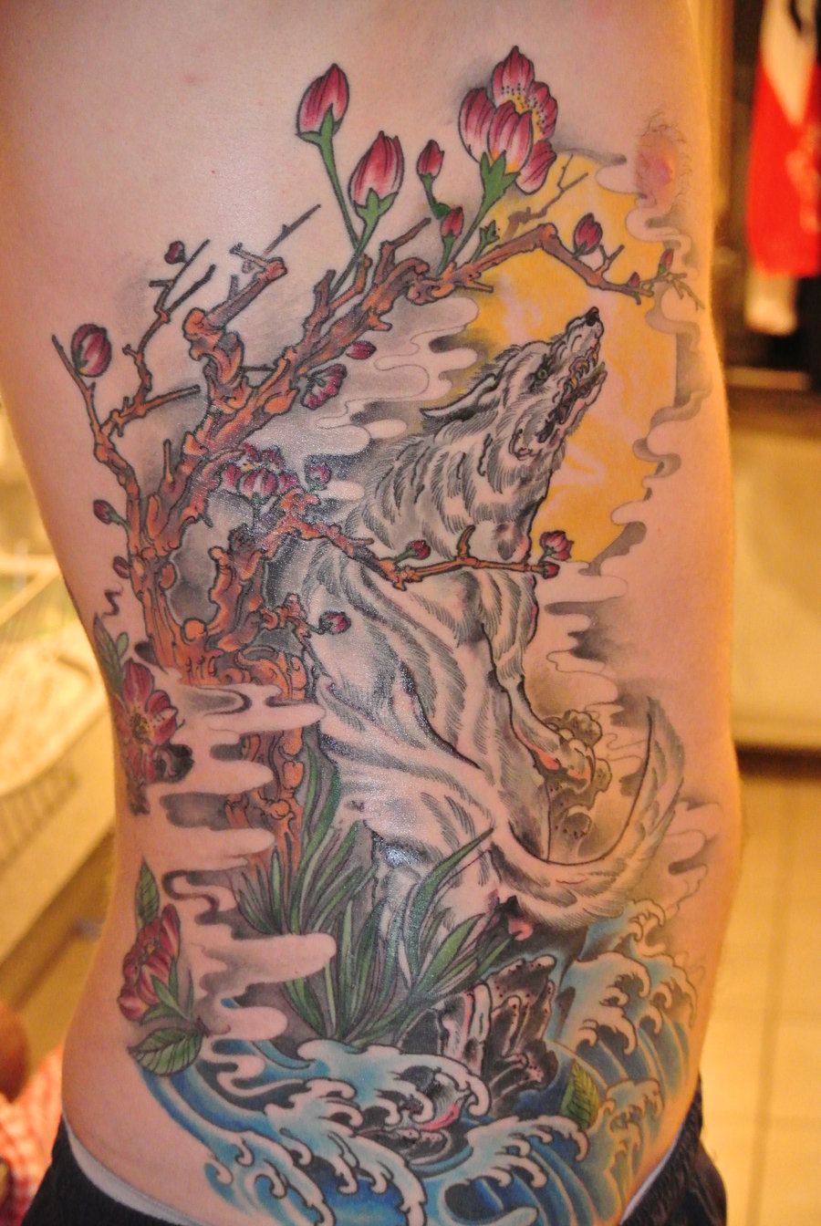 wolf-moon-tattoo-designs