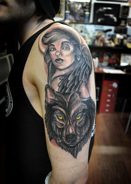 wolf-shoulder-tattoo-design