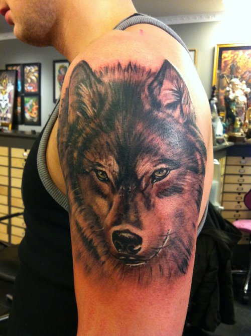 wolf-tattoo-on-shoulder-design