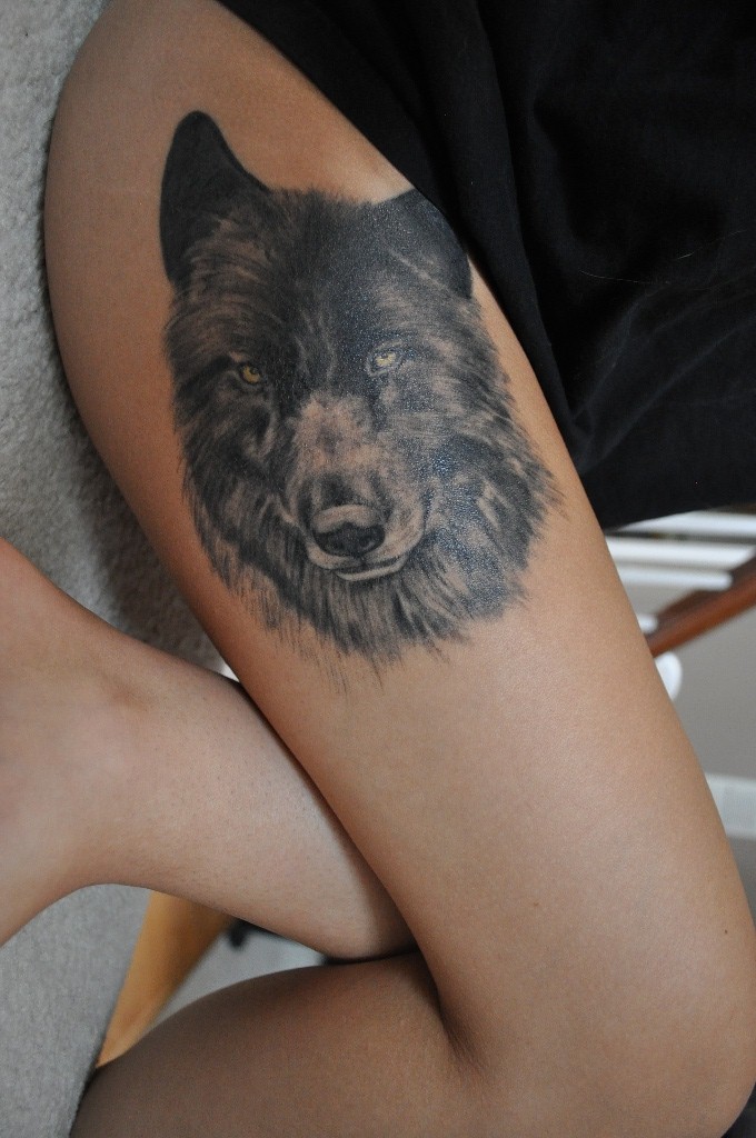 wolf-tattoo-on-thigh
