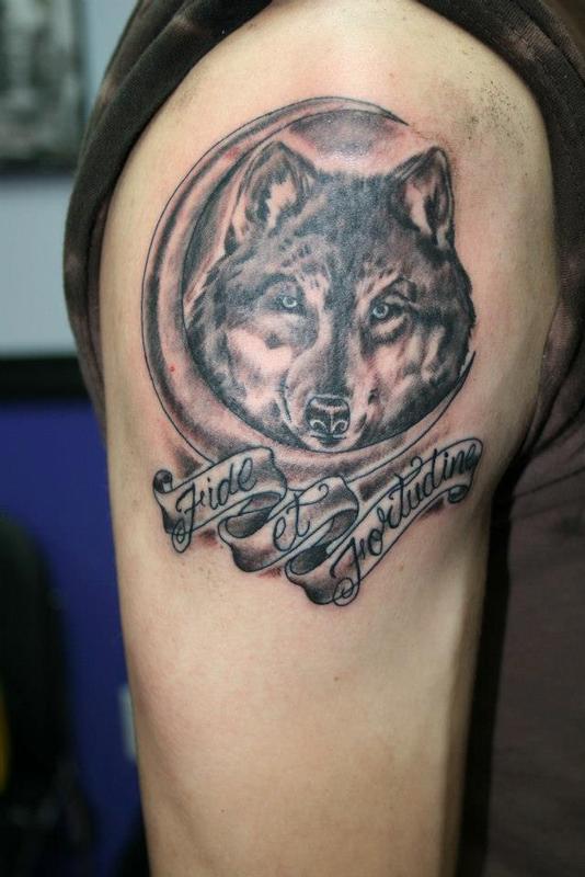 wolf-and-moon-shoulder-tattoo