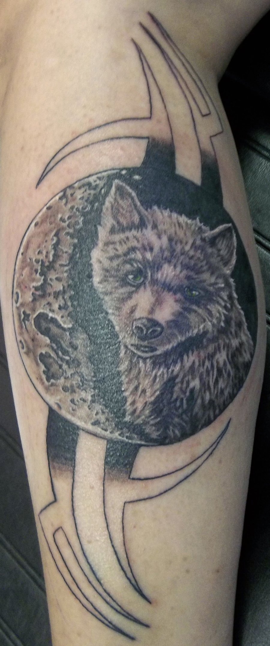 wolf-and-moon-tattoo